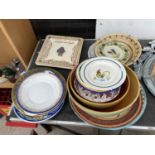 AN ASSORTMENT OF DECORATIVE CERAMIC PLATES AND BOWLS