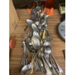 A QUANTITY OF FLATWARE TO INCLUDE KNIVES, FORKS, SPOONS, ETC