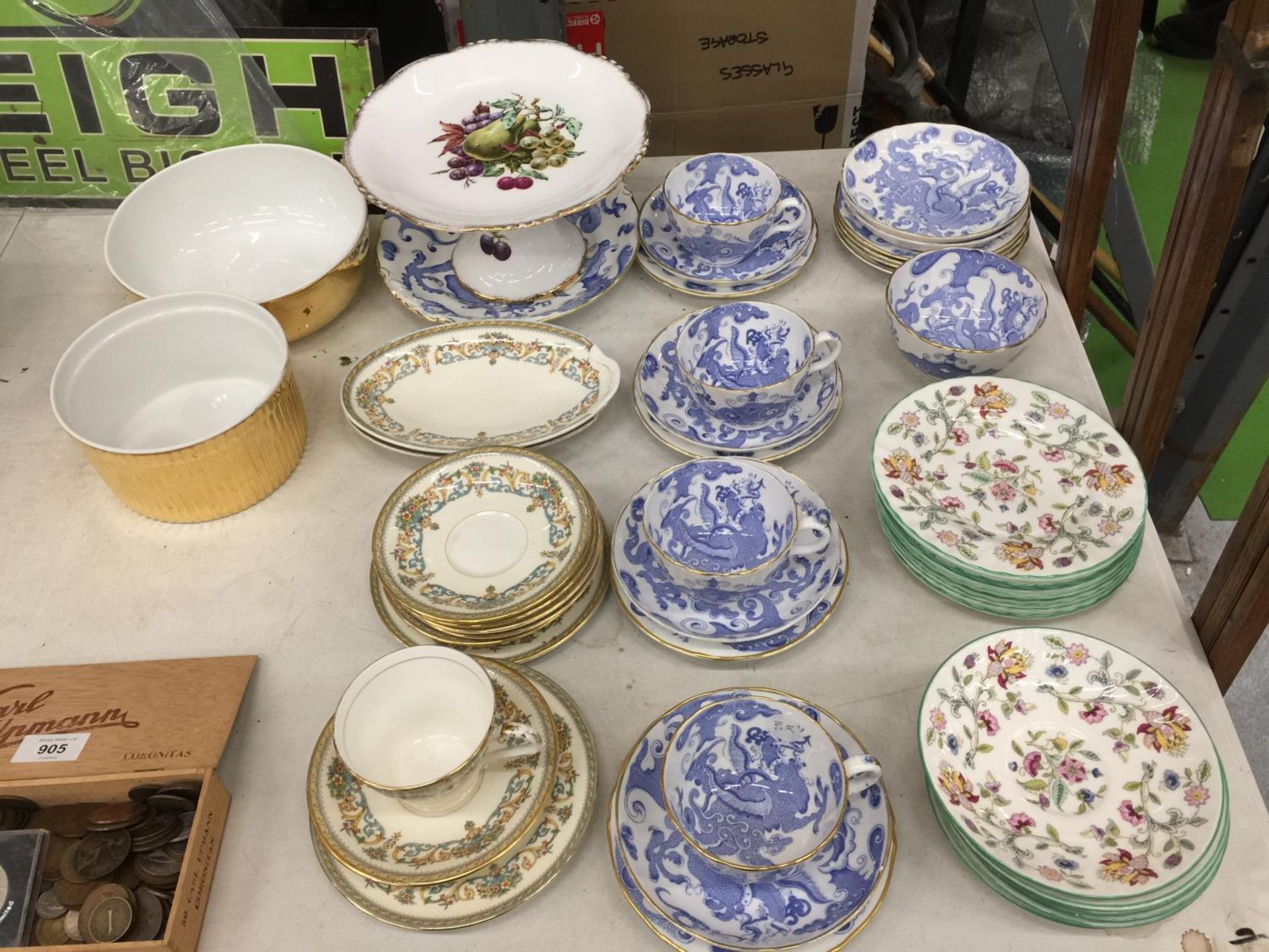A QUANTITY OF ROYAL WORCESTER BLUE PATTERN TEACUPS, SAUCERS, PLATES, ETC, AYNSLEY 'HENLEY' PLATES