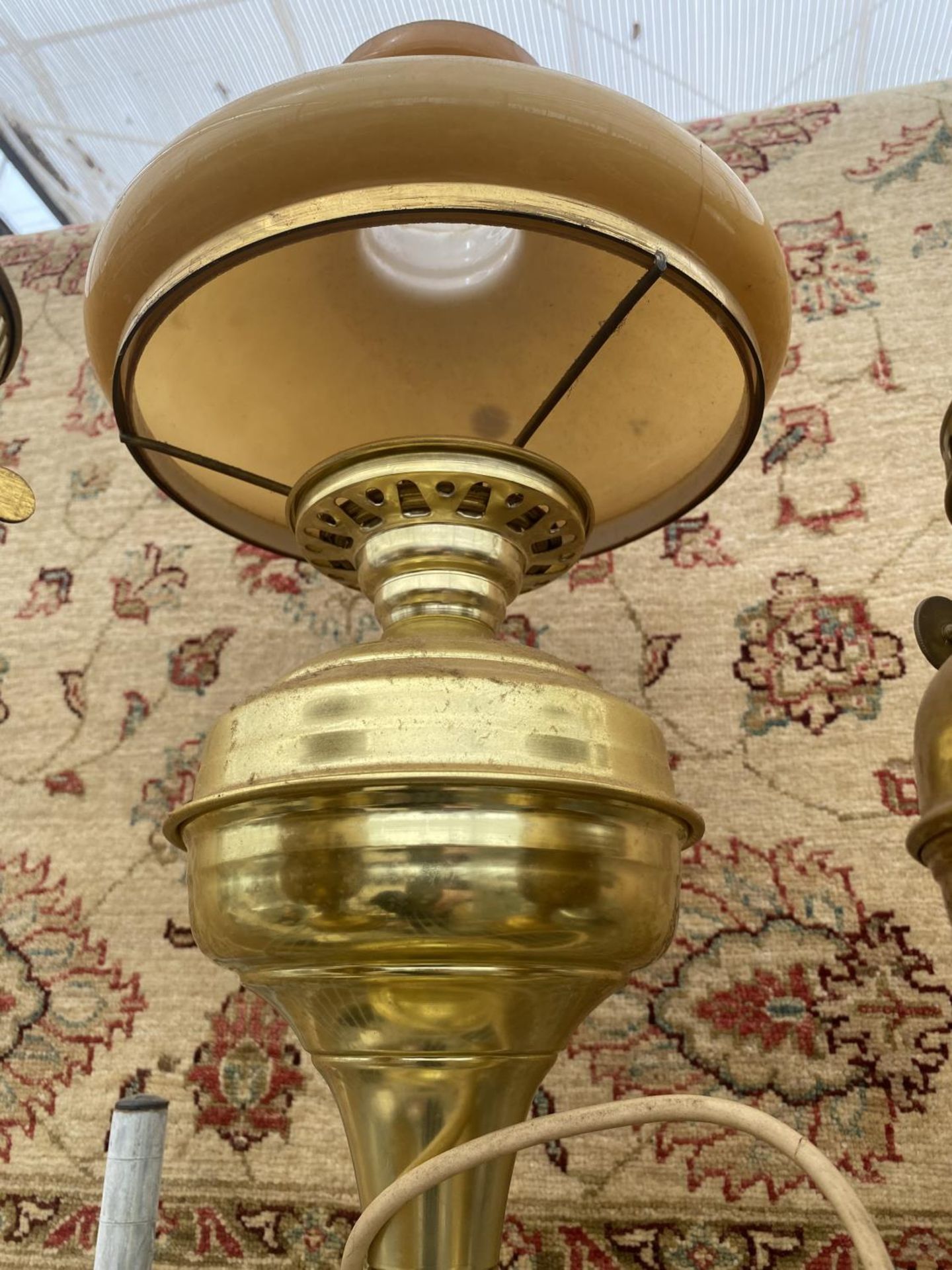 THREE VINTAGE BRASS OIL LAMPS TO INCLUDE ONE CONVERTED TO ELECTRIC WITH A GLASS SHADE - Image 3 of 3