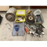 A LARGE ASSORTMENT OF ITEMS TO INCLUDE A RECORD VICE, DRILL BITS AND BENCH GRINDER DISCS ETC
