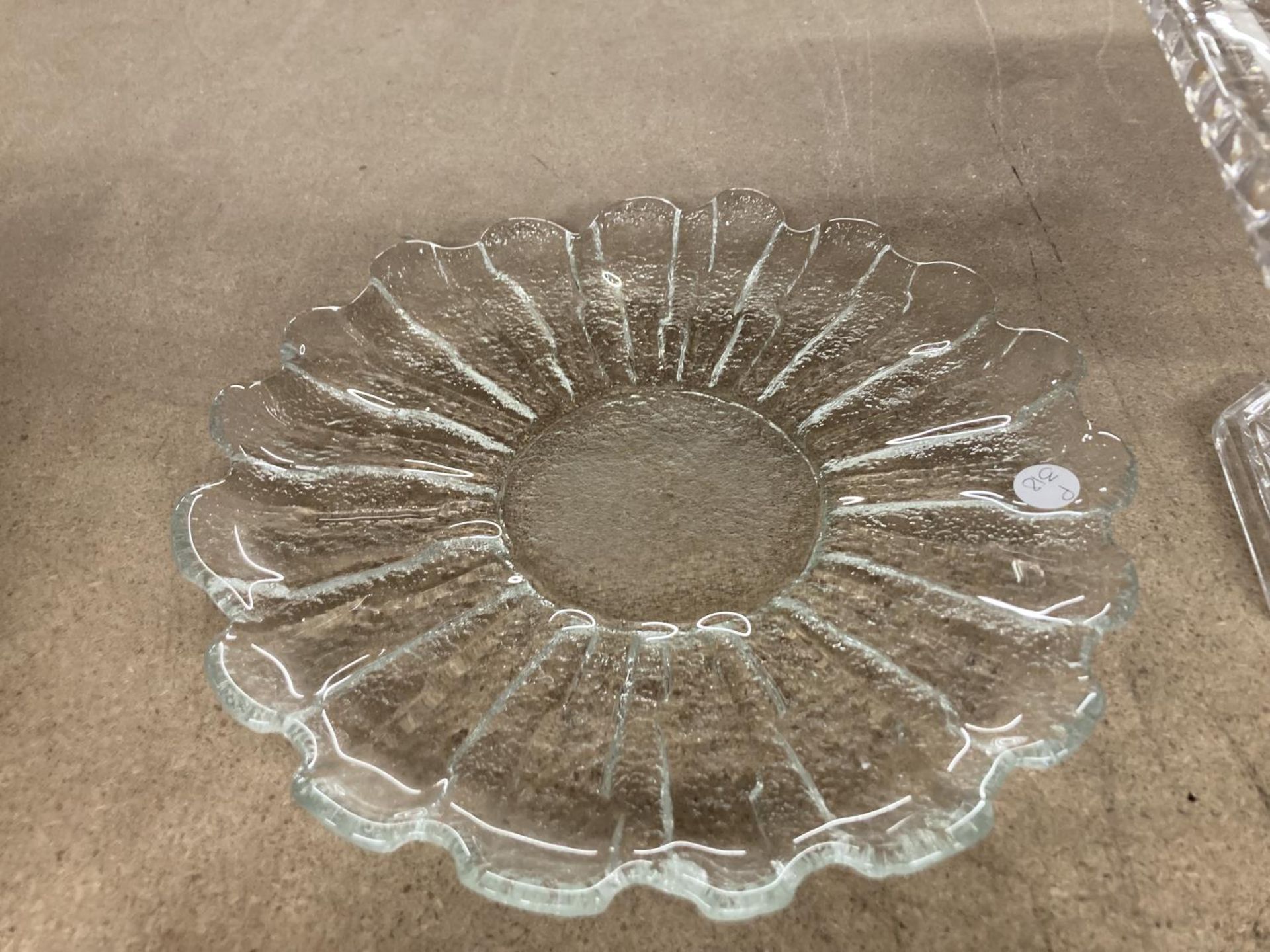 A COLLECTION OF GLASSWARE TO INCLUDE PLATES IN THE SHAPE OF FISHES, BOWL, CAKE STAND, ETC - Image 5 of 5