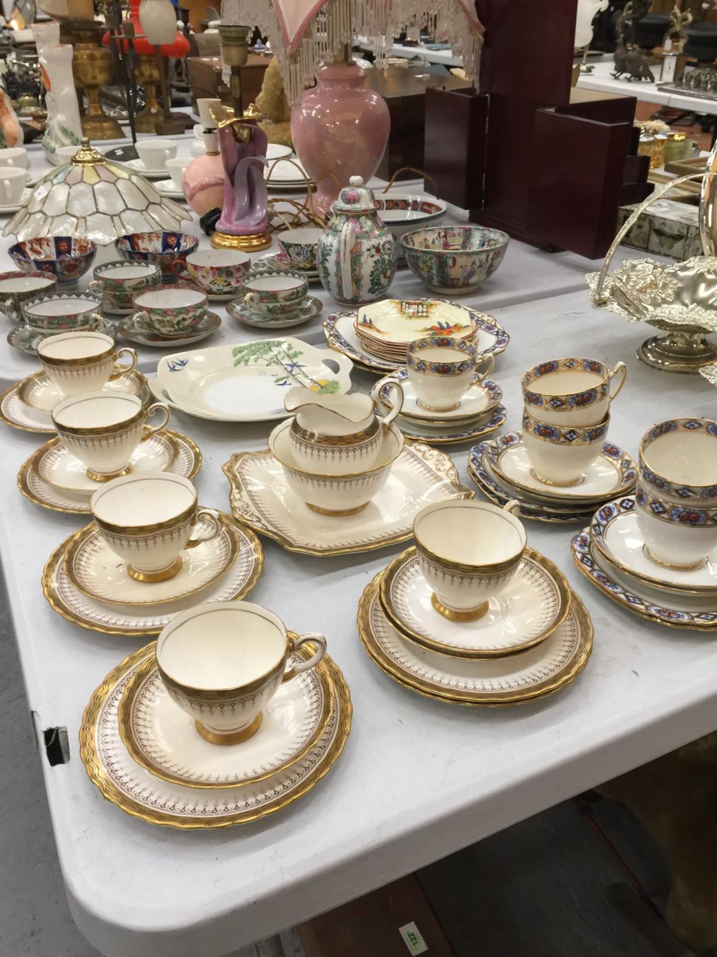 A QUANTITY OF TEAWARE TO INCLUDE TUSCAN CHINA GILT DECORATED TEACUPS, SAUCERS, PLATES, ETC, PLUS - Image 2 of 5