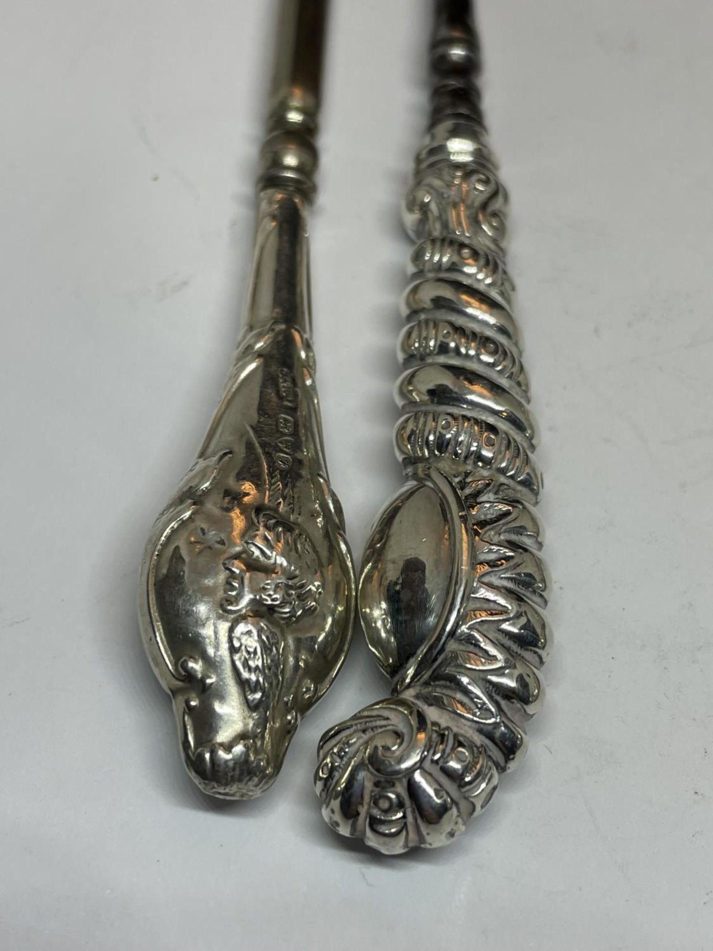 FIVE HALLMARKED SILVER HANDLED ITEMS TO INCLUDE BUTTON HOOKS AND SHOE HORNS - Image 2 of 5
