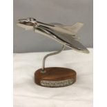 A CHROME MODEL OF A VULCAN BOMBER ON A WOODEN PLINTH, HEIGHT 18.5CM