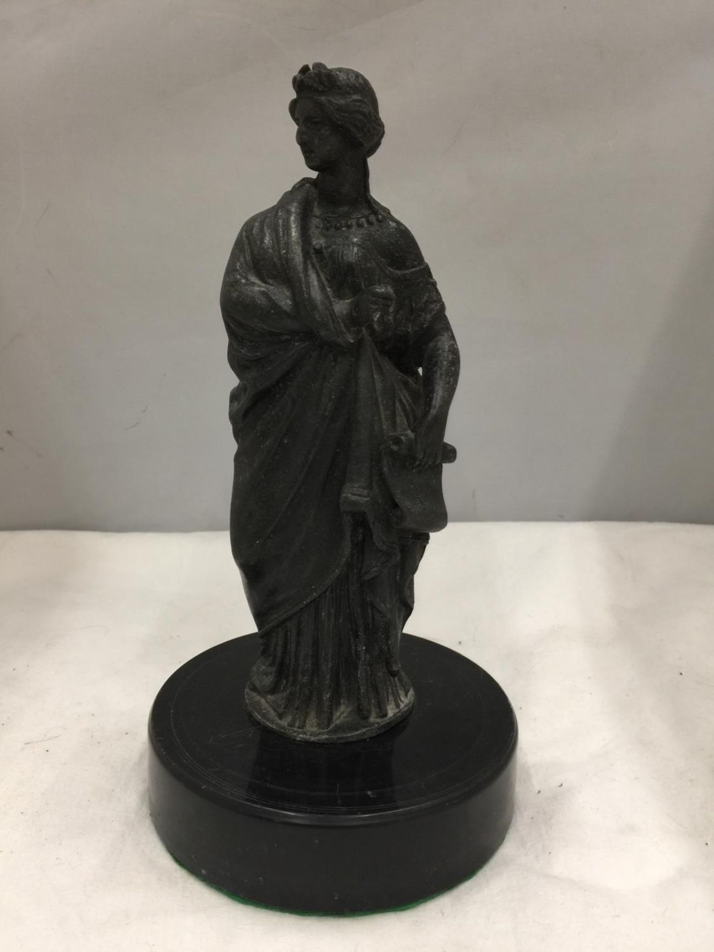 A SPELTER FIGURE OF A ROMAN LADY ON A MARBLE BASE HEIGHT 24CM