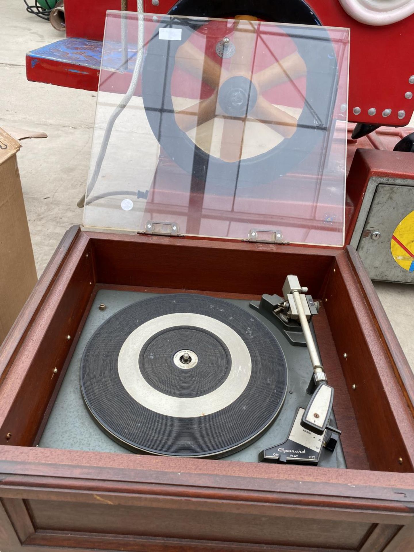 A WOODEN STEREO UNIT WITH A GARRARD SP.25 MK11 RECORD DECK - Image 2 of 5