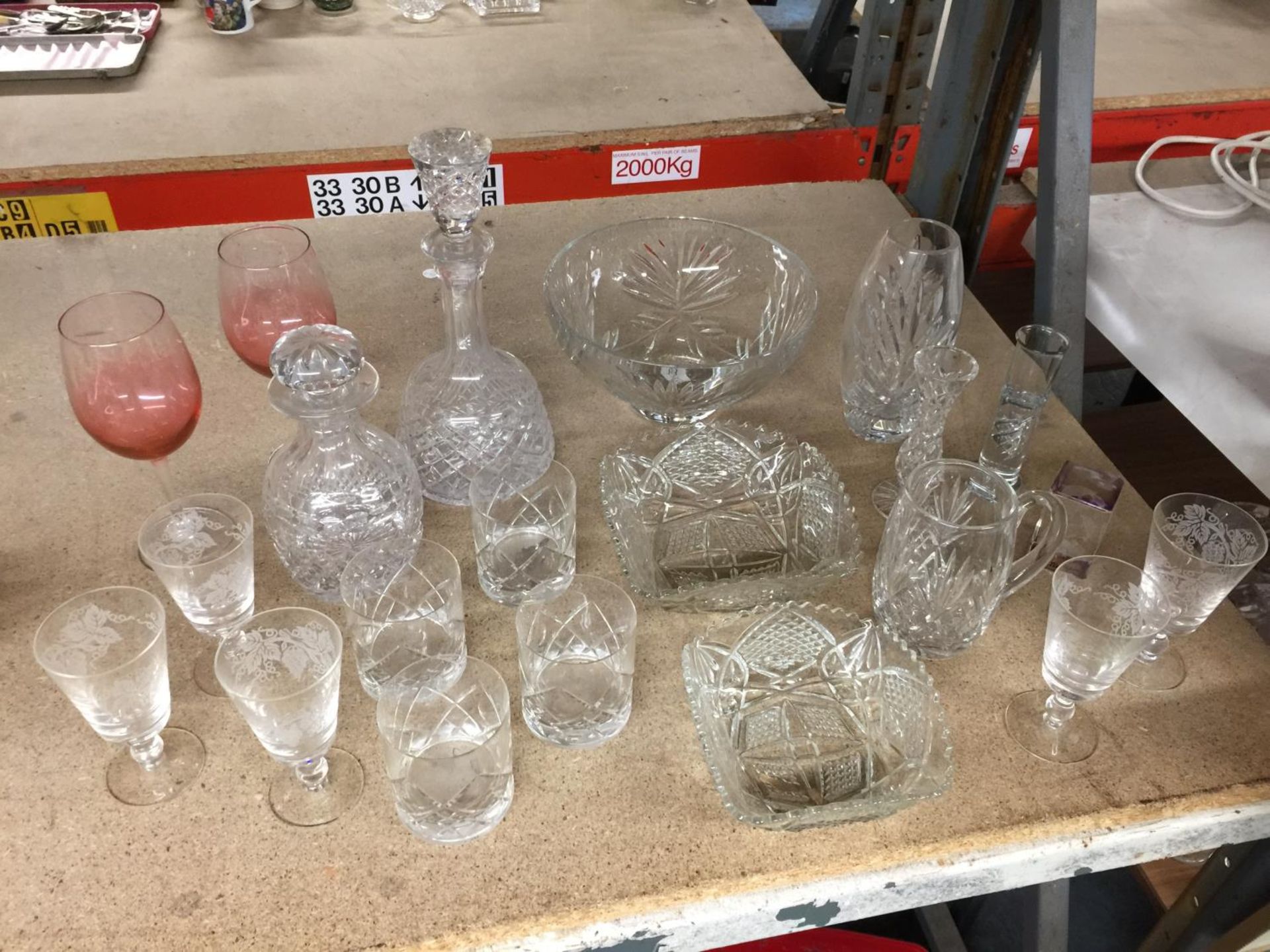 AN ASSORTMENT OF GLASSWARE TO INCLUDE DECANTERS, BOWLS, VASES, GLASSES, ETC