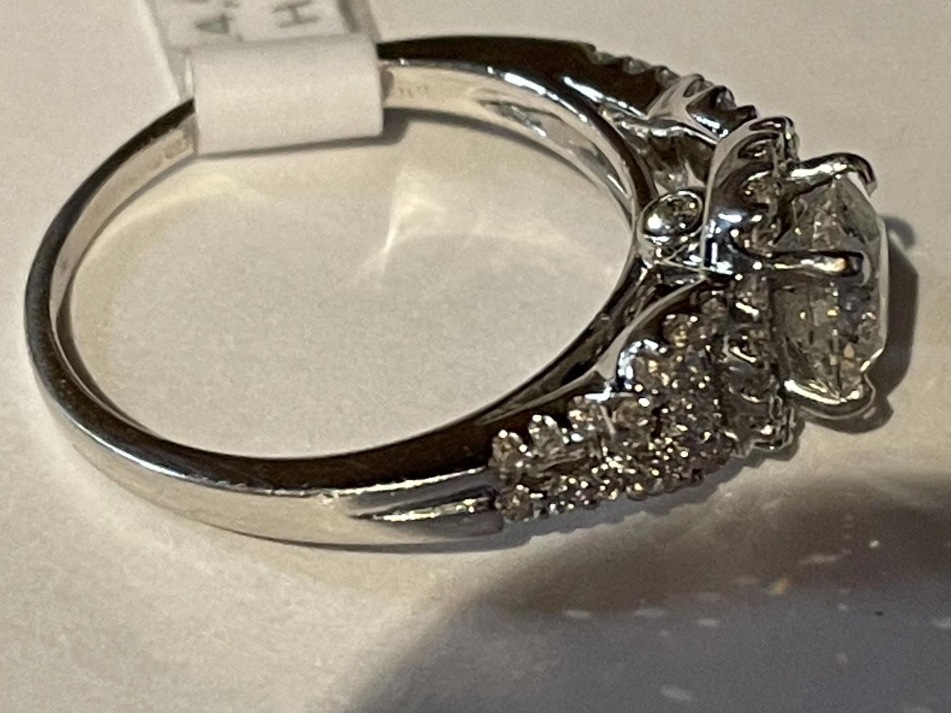 AN 18 CARAT WHITE GOLD RING WITH A CENTRAL 1.03CT SURROUNDED BY SMALL DIAMONDS MADE UP TO 0.30CT - Image 3 of 4