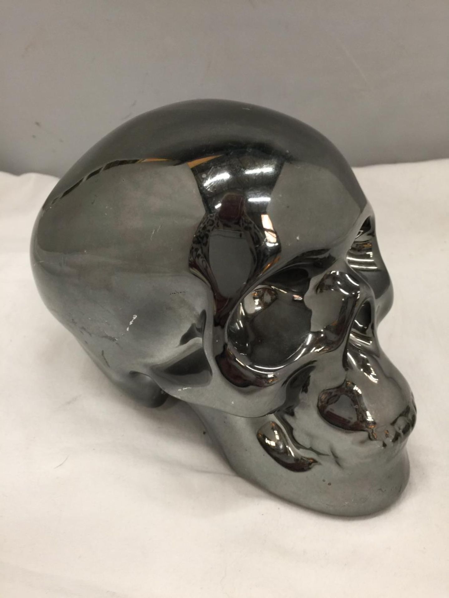 A CERAMIC SILVER COLOURED SKULL MONEY BOX AND FOUR JOINTED TALLON RINGS - Image 2 of 3