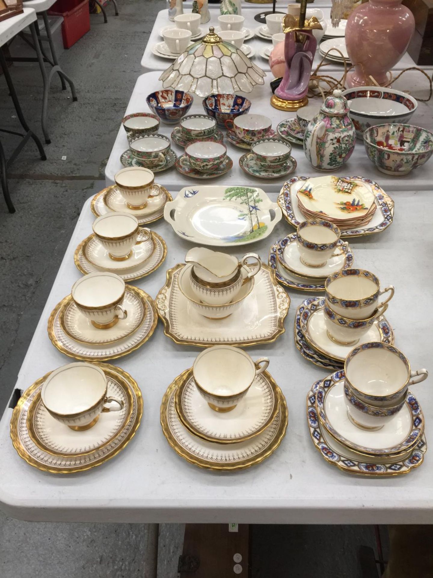 A QUANTITY OF TEAWARE TO INCLUDE TUSCAN CHINA GILT DECORATED TEACUPS, SAUCERS, PLATES, ETC, PLUS