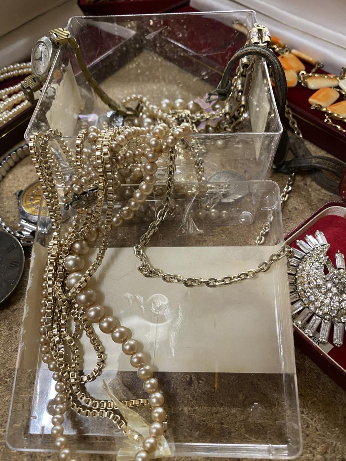 A QUANTITY OF COSTUME JEWELLERY - SOME BOXED TO INCLUDE PEARLS, WATCHES, BROOCH, NECKLACES, ETC - Image 3 of 5