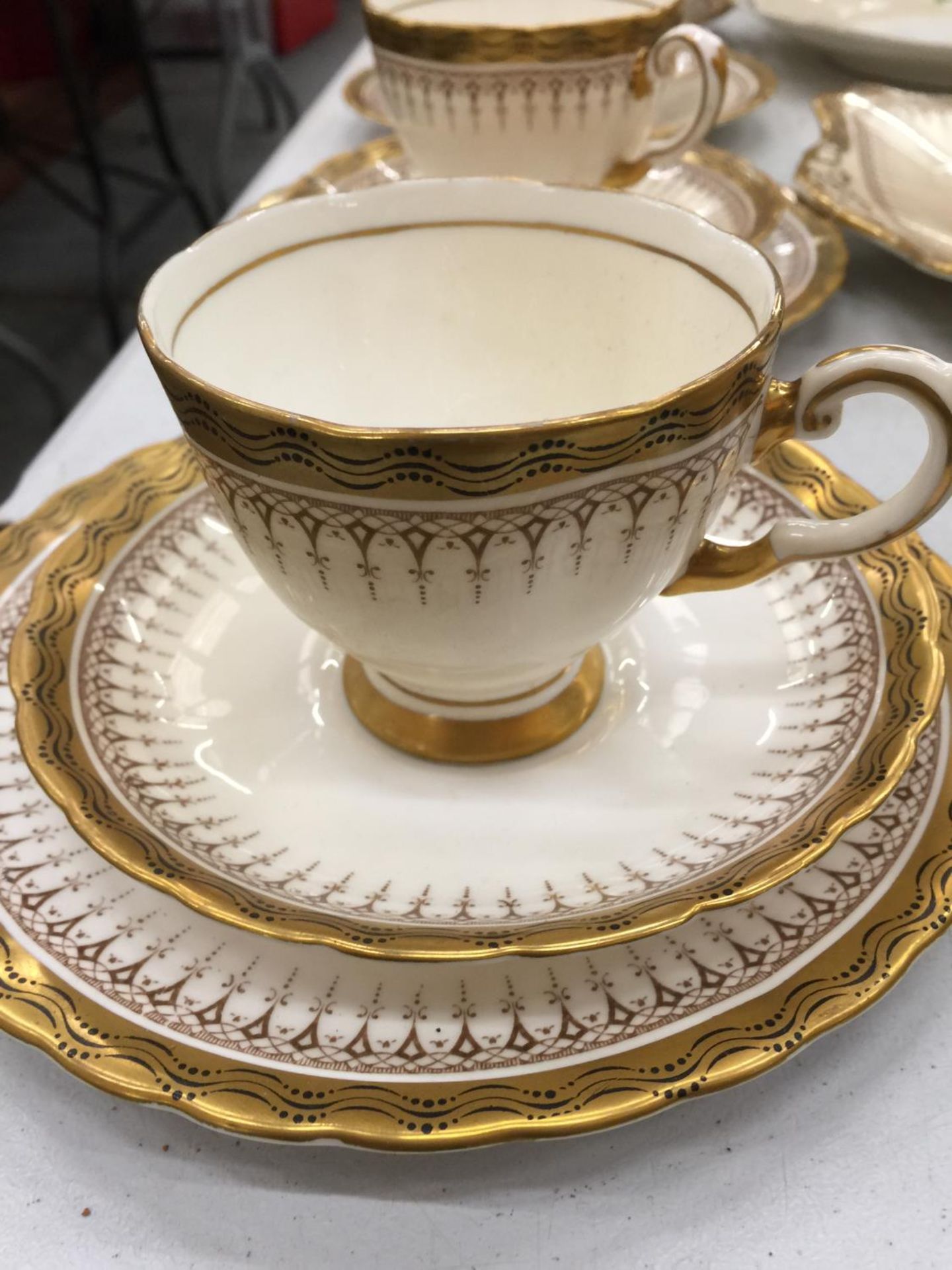 A QUANTITY OF TEAWARE TO INCLUDE TUSCAN CHINA GILT DECORATED TEACUPS, SAUCERS, PLATES, ETC, PLUS - Image 3 of 5