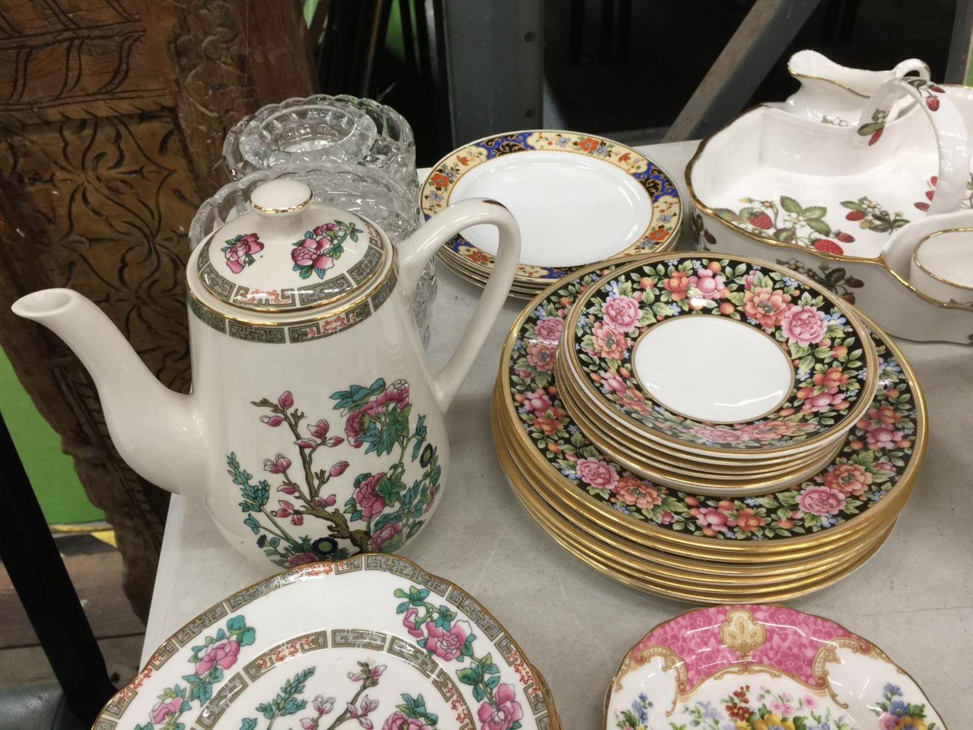 A QUANTITY OF CHINA AND CERAMICS TO INCLUDE 'DUCHESS' TEA TREE DESIGN PLATES, SAUCERS AND COFFEE - Image 4 of 6