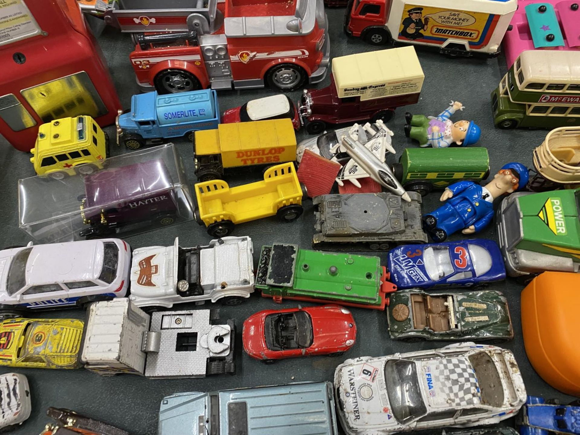 A QUANTITY OF TOYS TO INCLUDE DIE-CAST CARS, TOY STORY 'WOODY', DISNEY FIGURES, ETC - Image 4 of 5