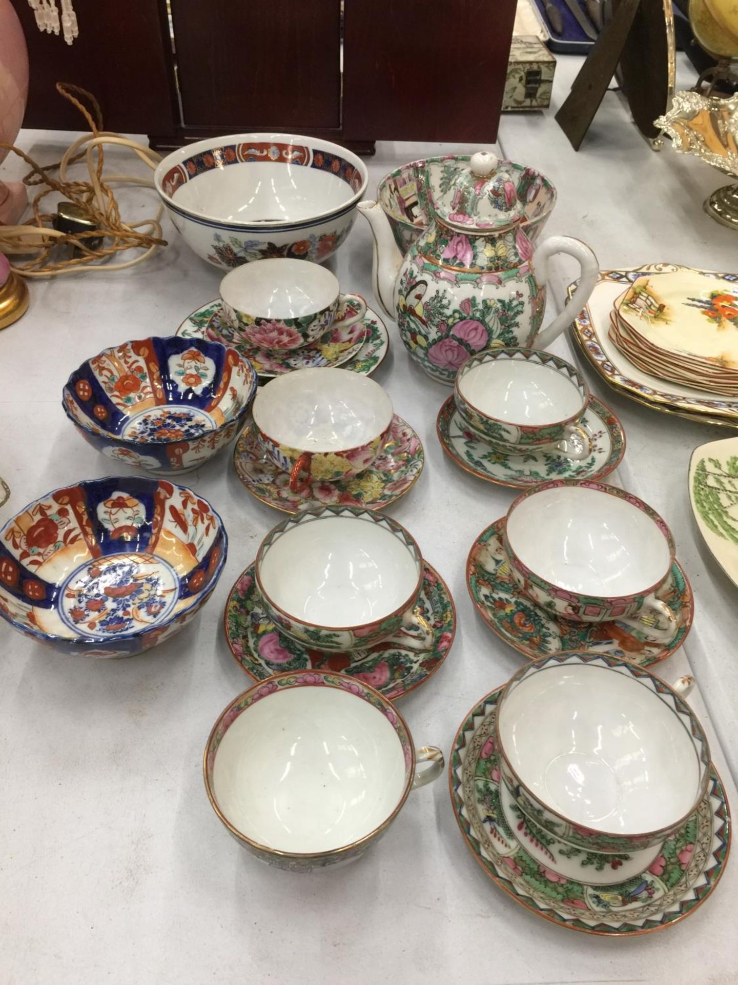 A QUANTITY OF ORIENTAL CHINA INCLUDING CUPS, SAUCERS, BOWLS, TEAPOT, ETC