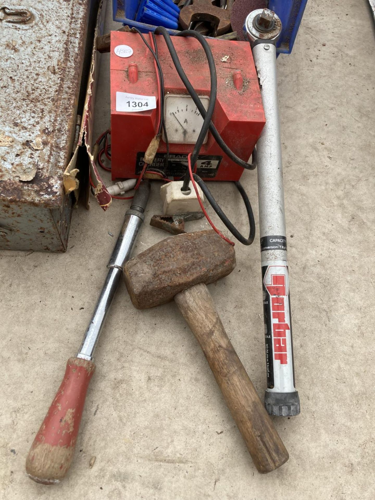 AN ASSORTMENT OIF ITEMS TO INCLUDE A BATTERY CHARGER, A TOOL BOX AND A LUMP HAMMER ETC - Image 2 of 4