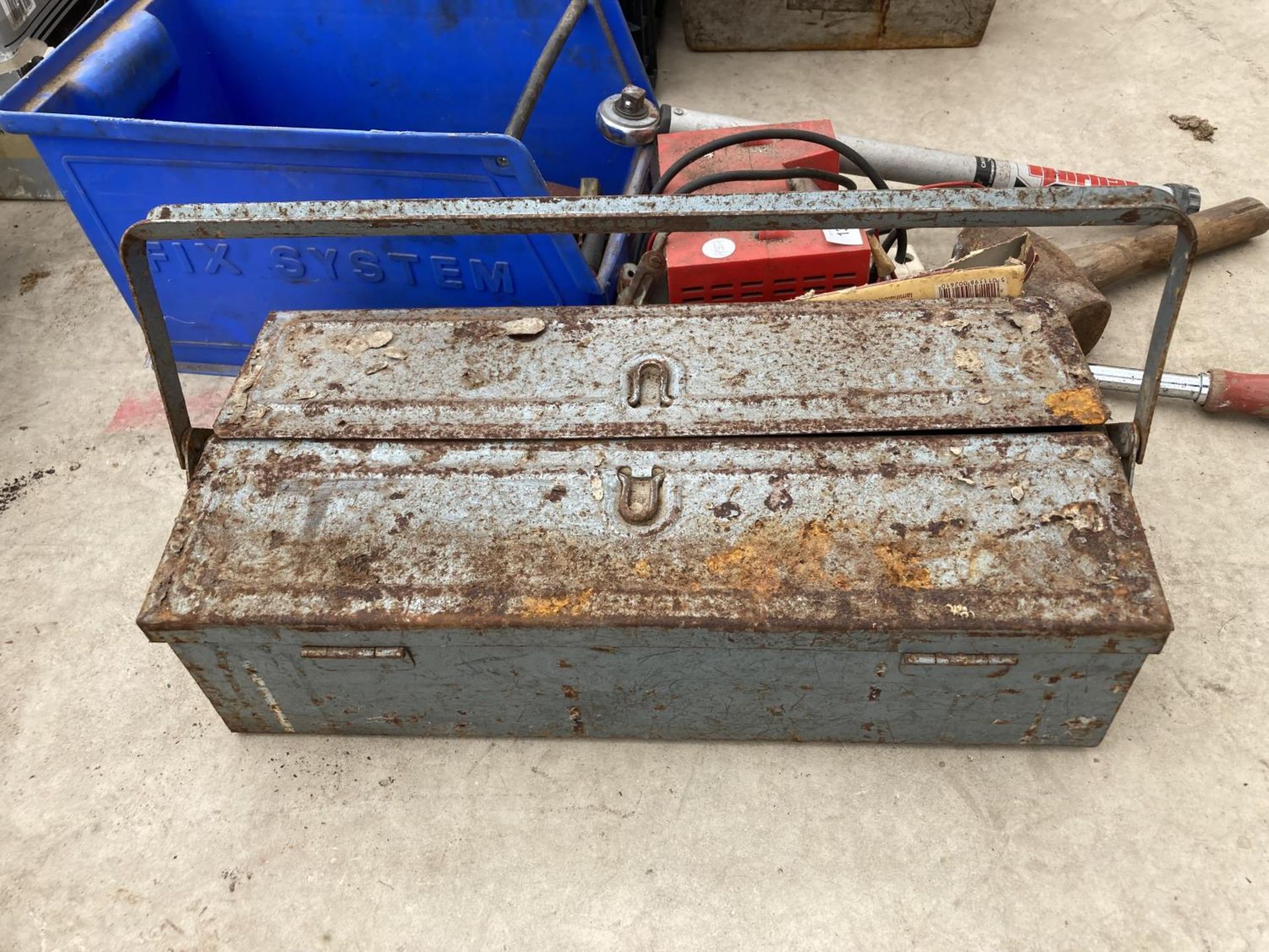 AN ASSORTMENT OIF ITEMS TO INCLUDE A BATTERY CHARGER, A TOOL BOX AND A LUMP HAMMER ETC - Image 4 of 4