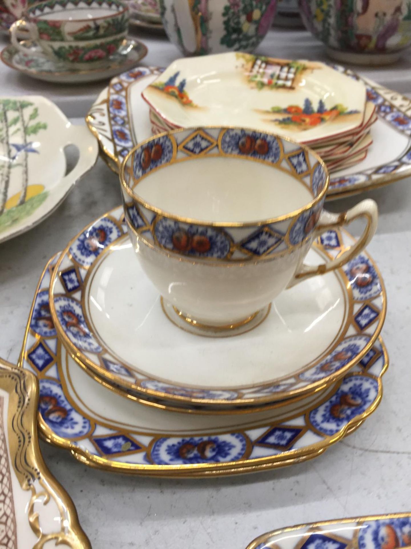 A QUANTITY OF TEAWARE TO INCLUDE TUSCAN CHINA GILT DECORATED TEACUPS, SAUCERS, PLATES, ETC, PLUS - Image 4 of 5