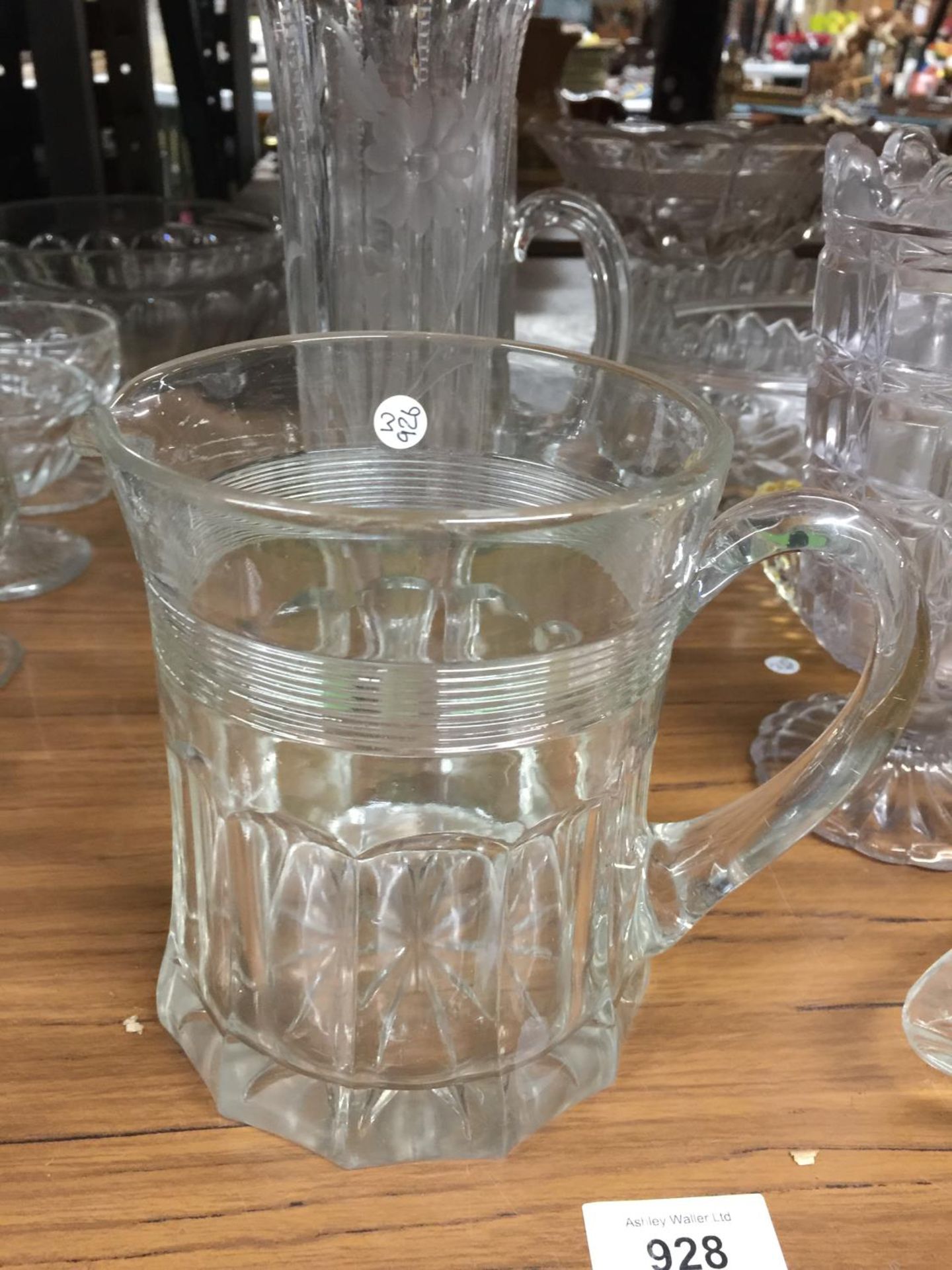 A COLLECTION OF GLASSWARE INCLUDING VASES, DESSERT BOWLS, BOWLS, ETC - Image 3 of 11