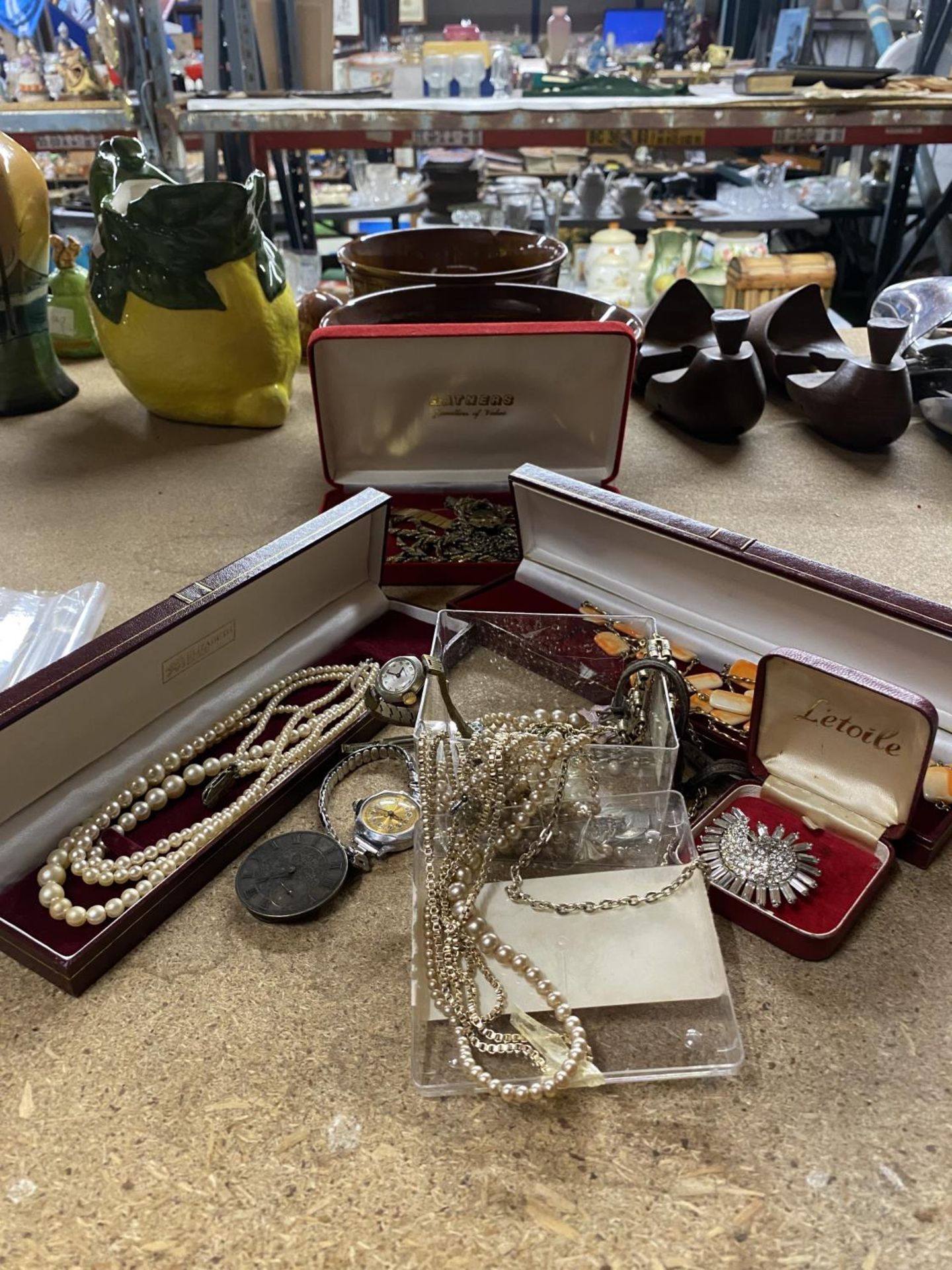 A QUANTITY OF COSTUME JEWELLERY - SOME BOXED TO INCLUDE PEARLS, WATCHES, BROOCH, NECKLACES, ETC