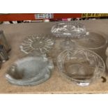 A COLLECTION OF GLASSWARE TO INCLUDE PLATES IN THE SHAPE OF FISHES, BOWL, CAKE STAND, ETC