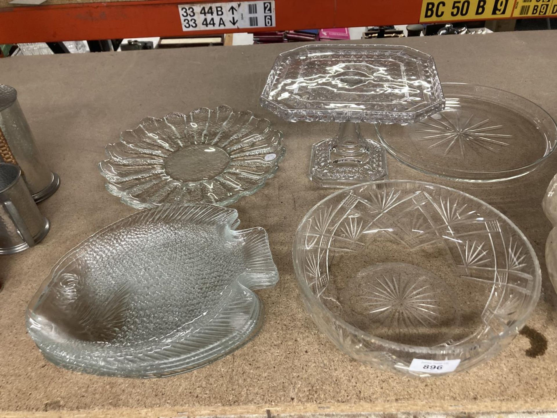 A COLLECTION OF GLASSWARE TO INCLUDE PLATES IN THE SHAPE OF FISHES, BOWL, CAKE STAND, ETC