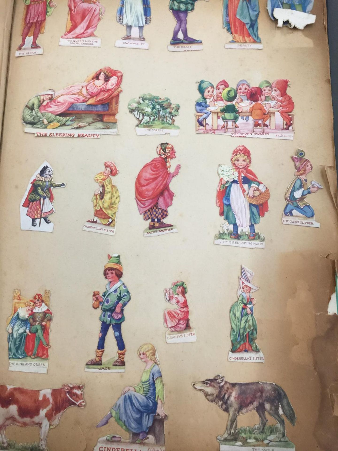 A VINTAGE SCRAPBOOK CONTAINING VINTAGE CUTTINGS, CARDS, CIGARETTE CARDS, ETC - Image 2 of 3