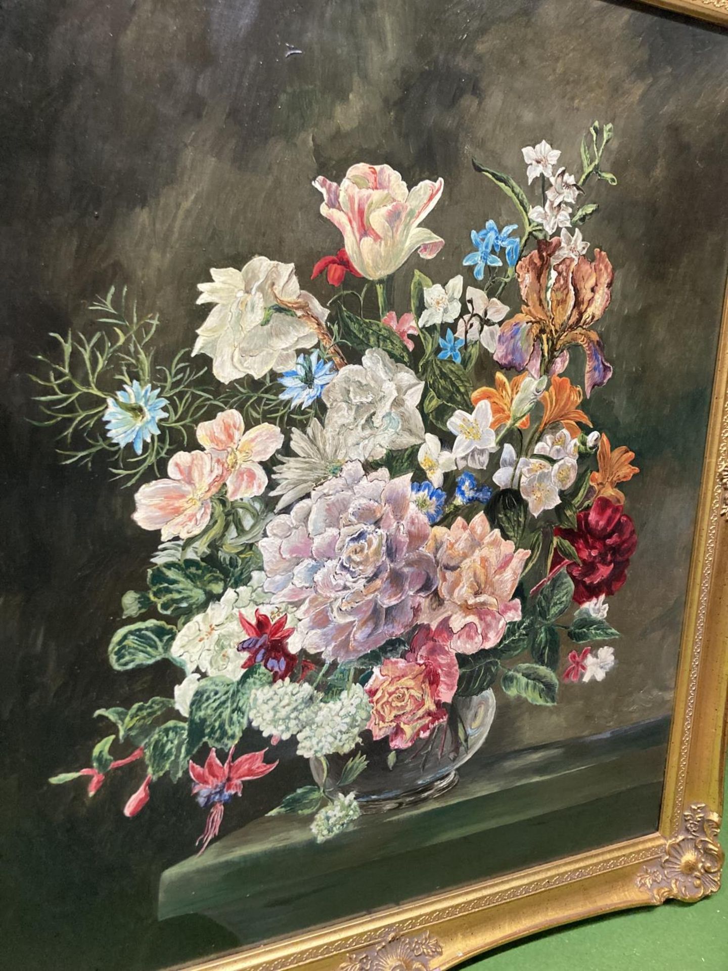 A LARGE GILT FRAMED OIL ON BOARD STILL LIFE OF A BOWL OF FLOWERS 58CM X 68CM - Image 2 of 2