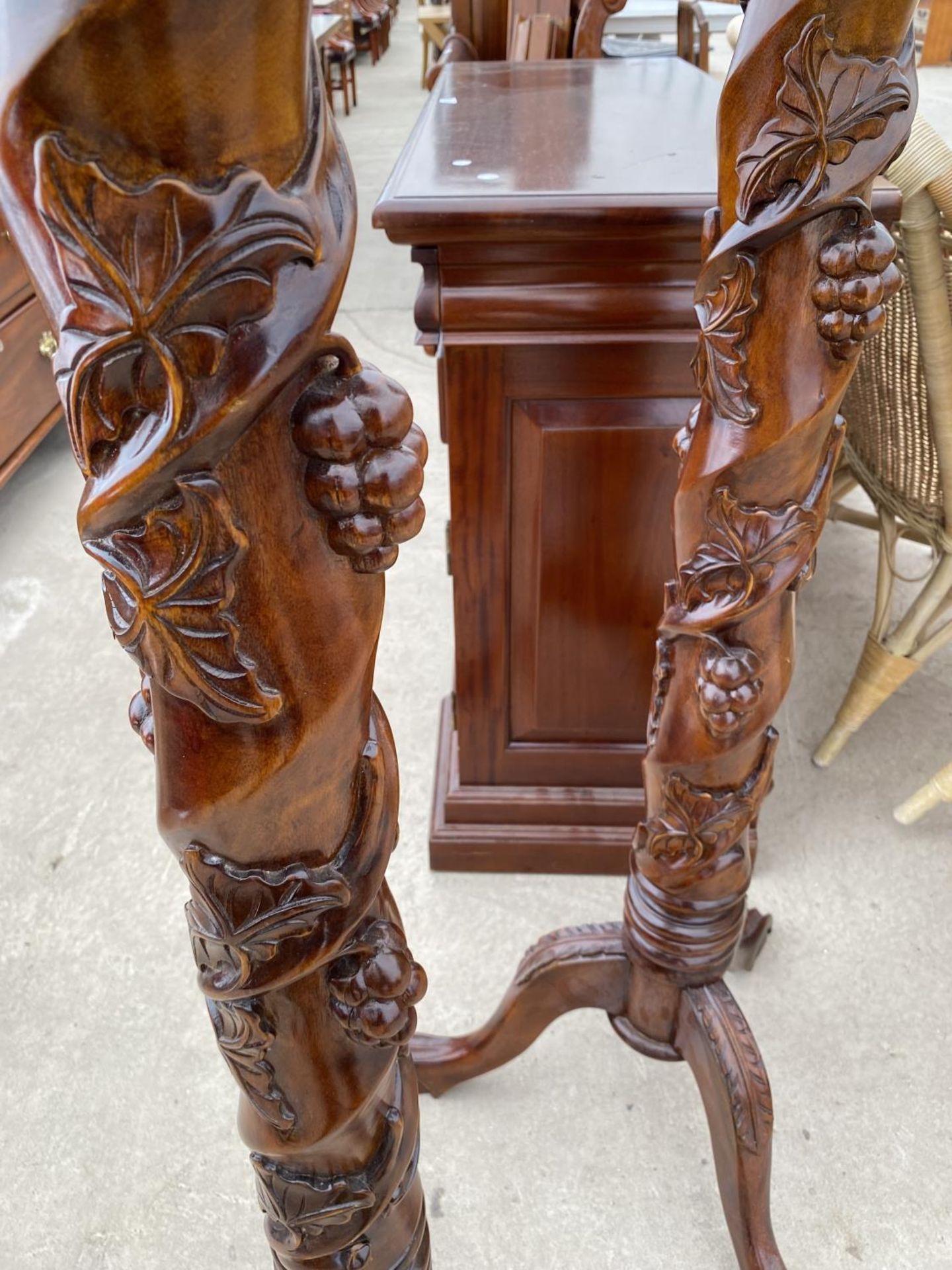 A PAIR OF VICTORIAN STYLE MAHOGANY TORCHERES ON TRIPOD BASES WITH FRUIT AND LEAF COLUMN DECORATION - Image 4 of 6