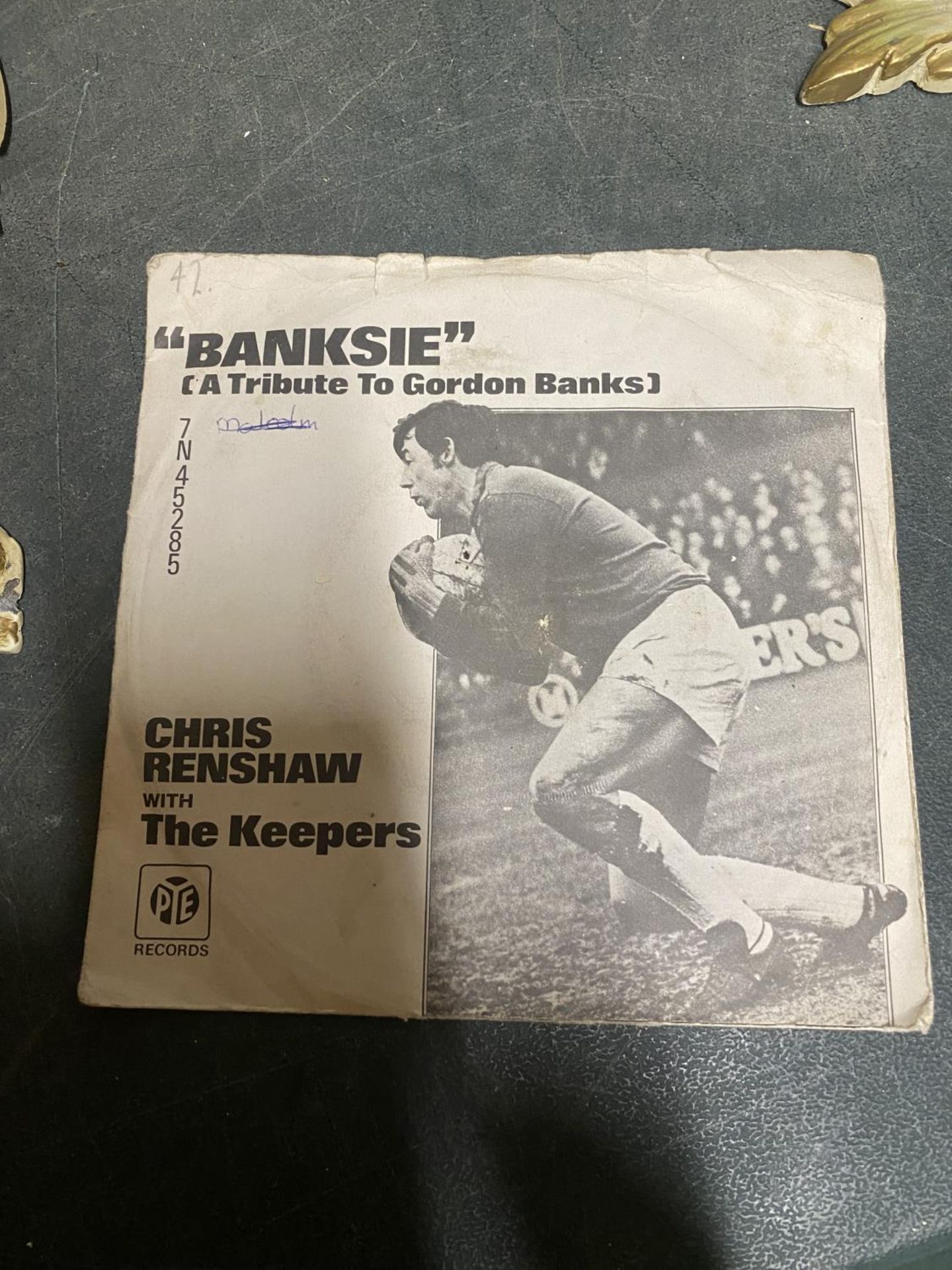 A RARE VINYL SINGLE RECORD 'BANKSIE', A TRIBUTE TO GORDON BANKS BY CHRIS RENSHAW WITH THE KEEPERS