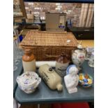 A LARGE WICKER HAMPER CONTAINING AN AMOUNT OF CERAMICS TO INCLUDE STONEWARE BOTTLES, VINTAGE ROLLING