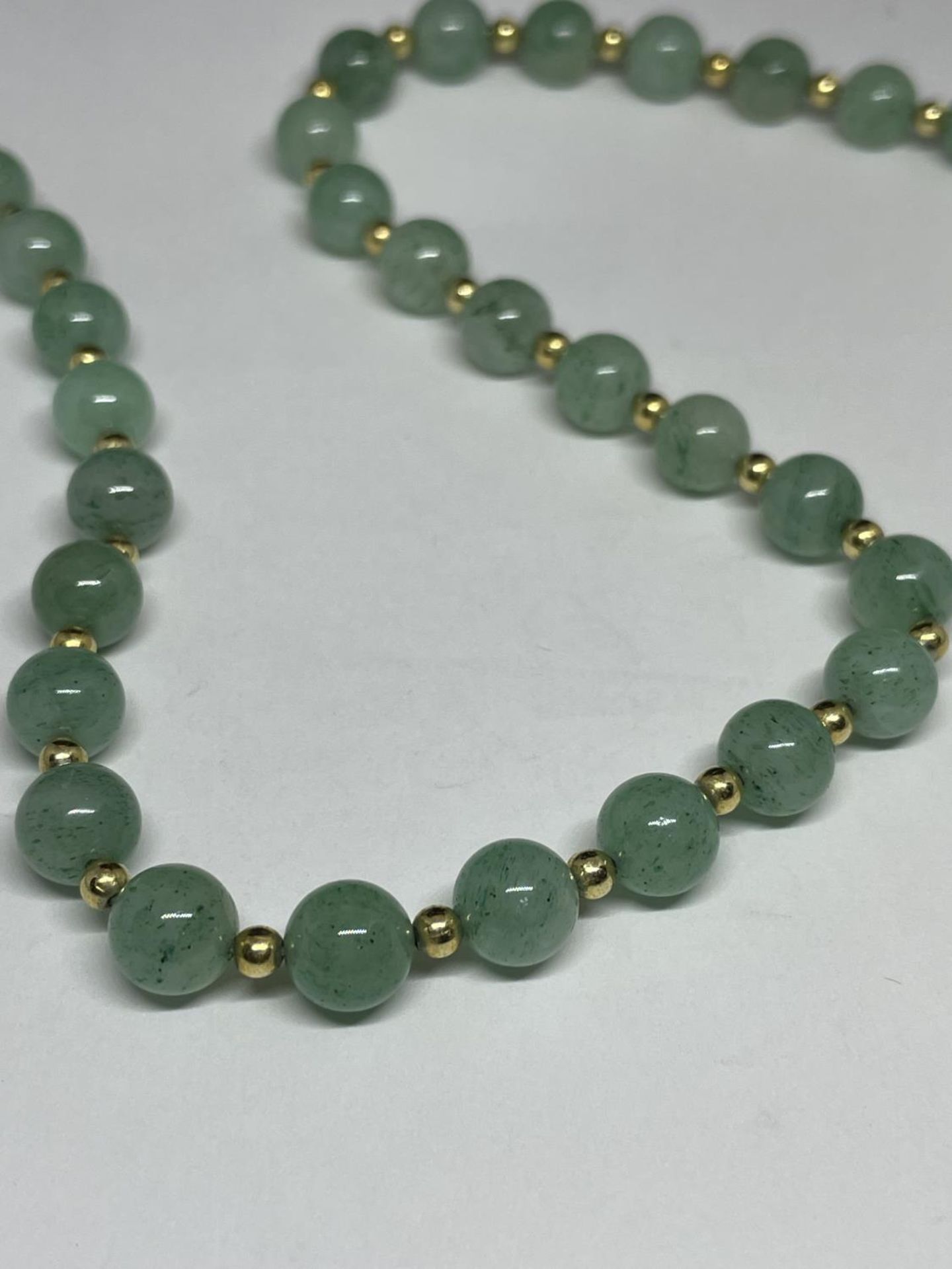 A GREEN JADE NECKLACE - Image 3 of 3