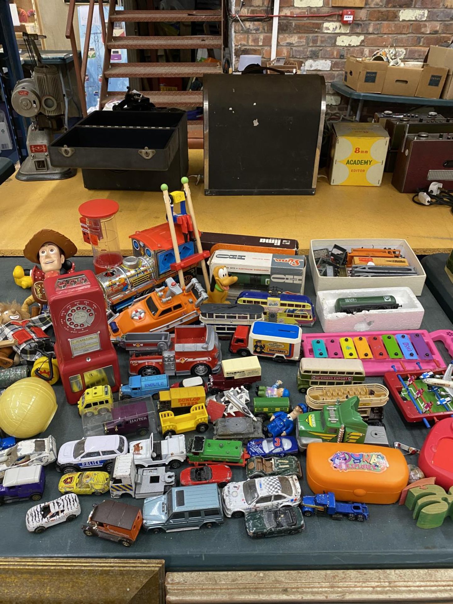 A QUANTITY OF TOYS TO INCLUDE DIE-CAST CARS, TOY STORY 'WOODY', DISNEY FIGURES, ETC