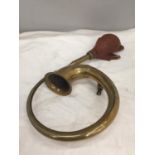 A VINTAGE BRASS CAR HORN. PLEASE NOTE NEEDS NEW RUBBER
