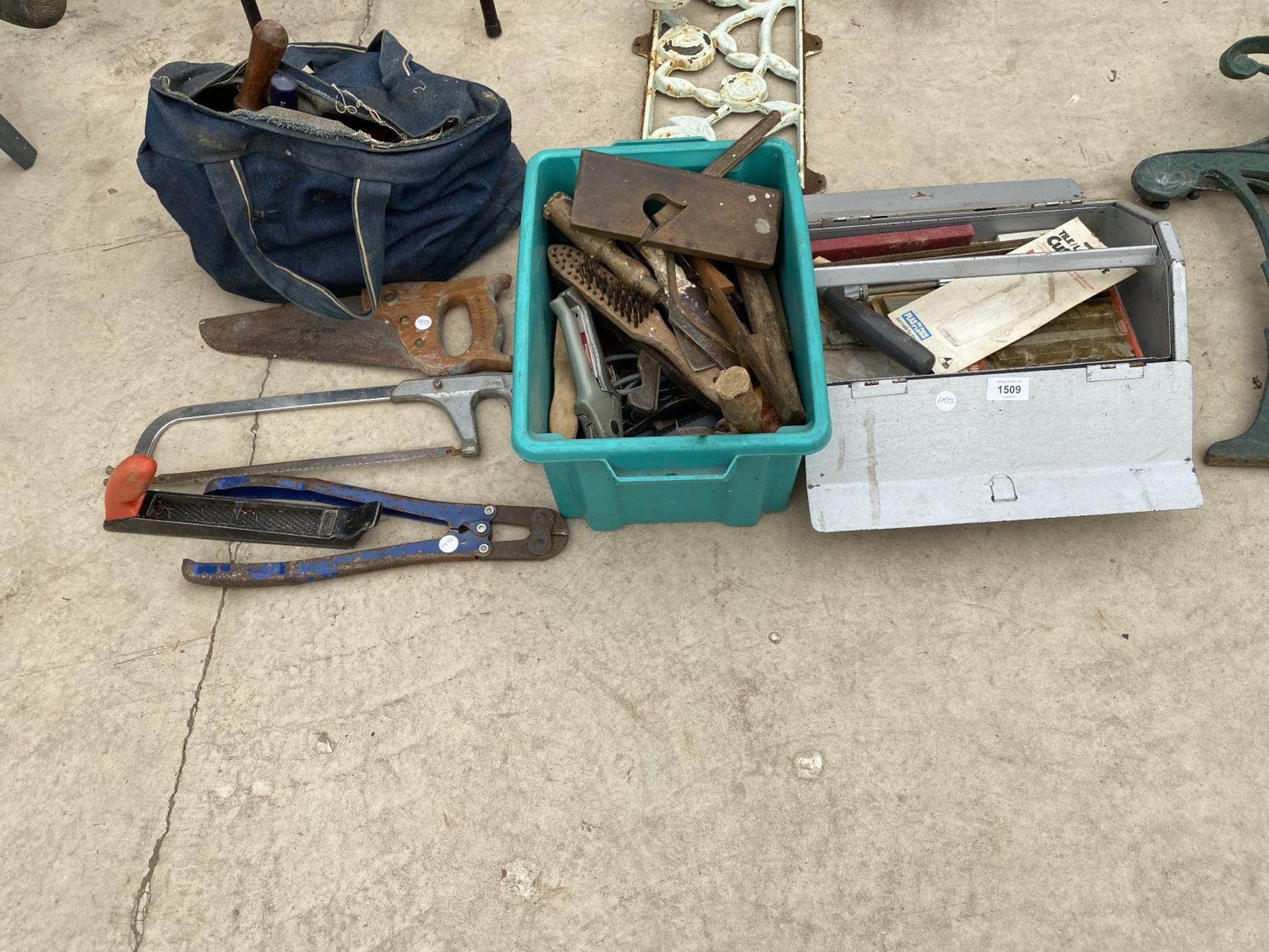 AN ASSORTMENT OF TOOLS TO INCLUDE WOOD PLANES, BOLT CUTTERS AND A BRACE DRILL ETC