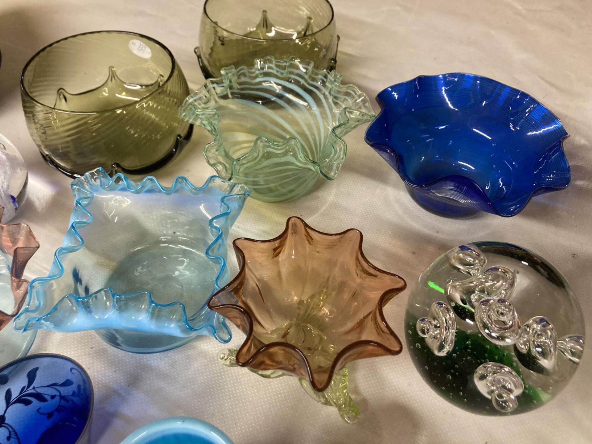 A QUANTITY OF COLOURED GLASS BOWLS PLUS PAPERWEIGHTS - Image 3 of 5