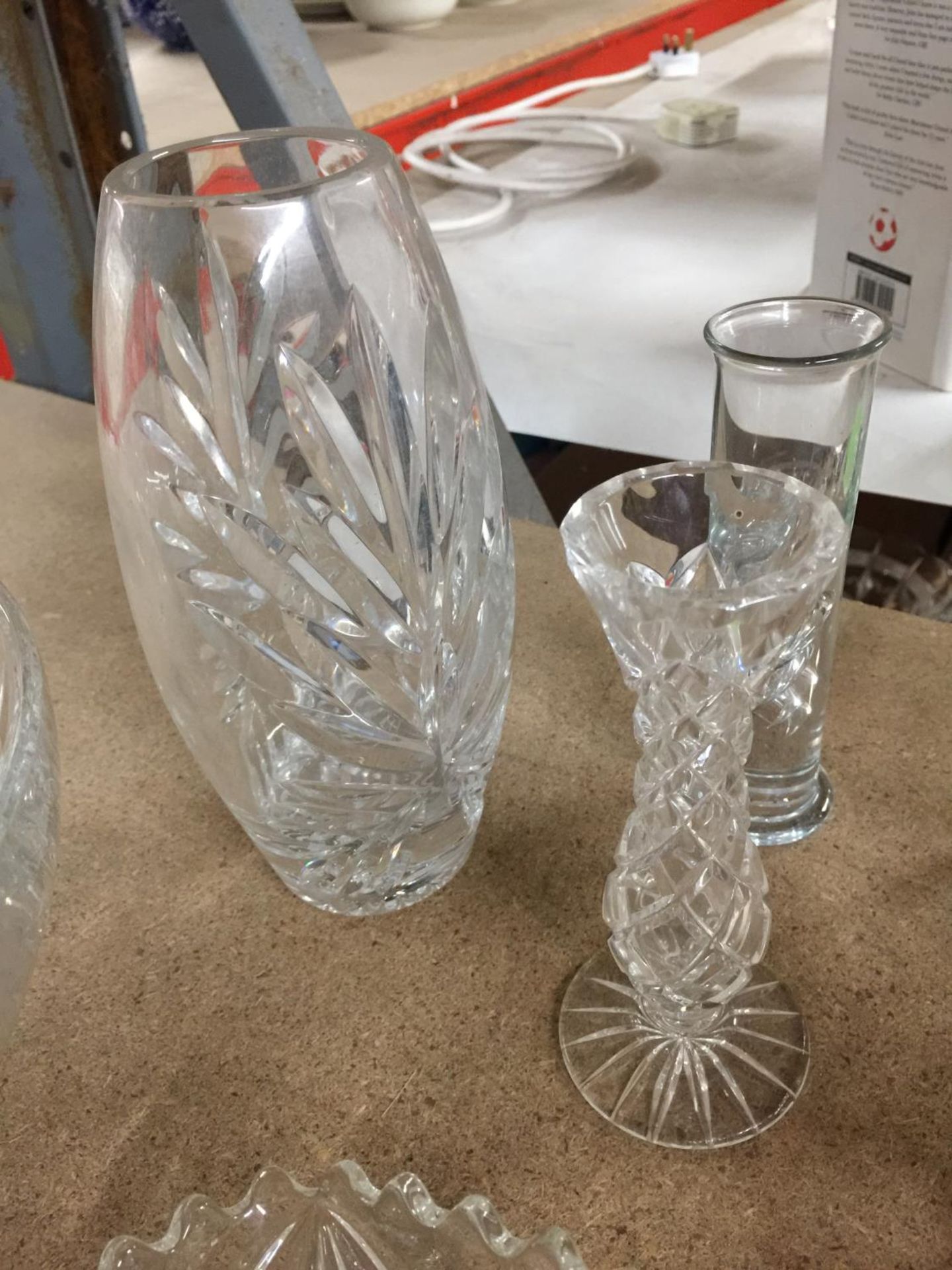AN ASSORTMENT OF GLASSWARE TO INCLUDE DECANTERS, BOWLS, VASES, GLASSES, ETC - Image 6 of 7