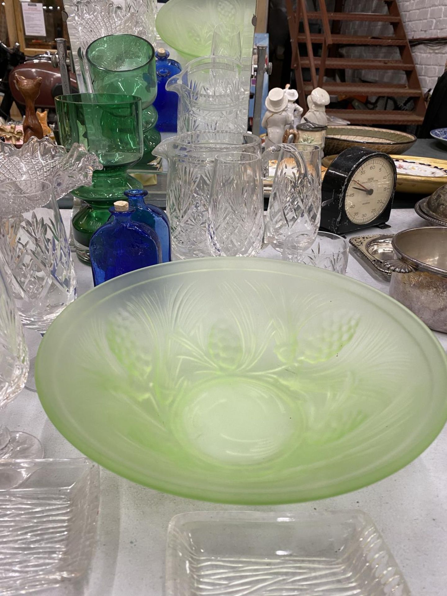 A QUANTITY OF GLASSWARE TO INCLUDE A FROSTED GREEN BOWL, A SWING MIRROR, CHAMPAGNE FLUTES, - Image 4 of 4