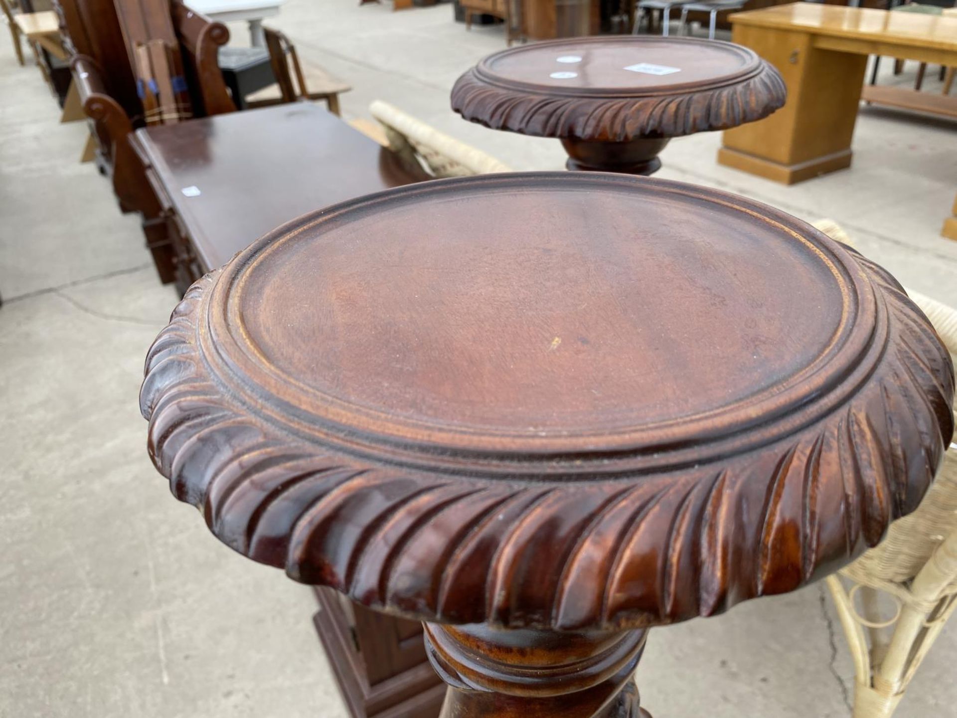 A PAIR OF VICTORIAN STYLE MAHOGANY TORCHERES ON TRIPOD BASES WITH FRUIT AND LEAF COLUMN DECORATION - Image 5 of 6