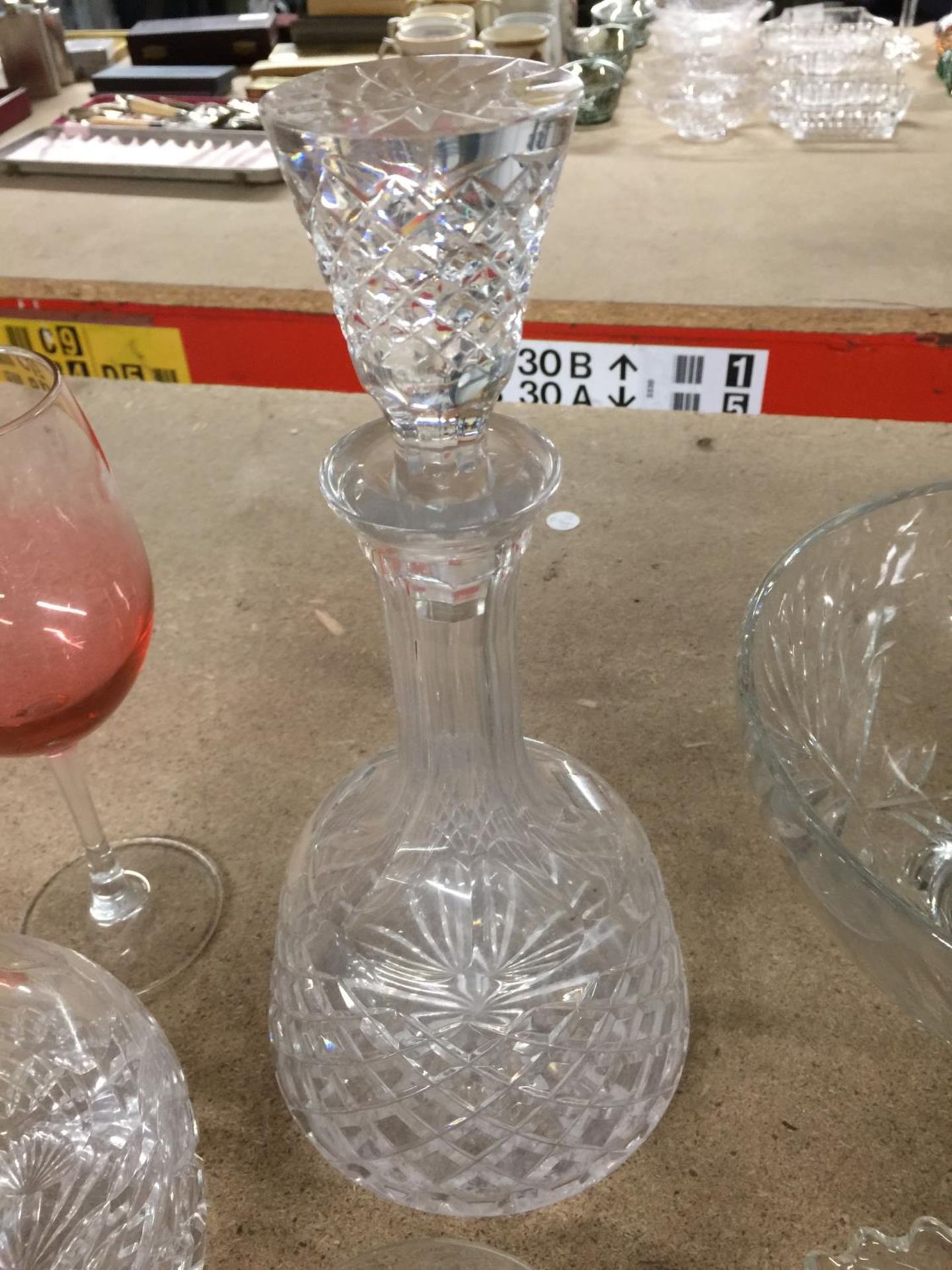 AN ASSORTMENT OF GLASSWARE TO INCLUDE DECANTERS, BOWLS, VASES, GLASSES, ETC - Image 7 of 7