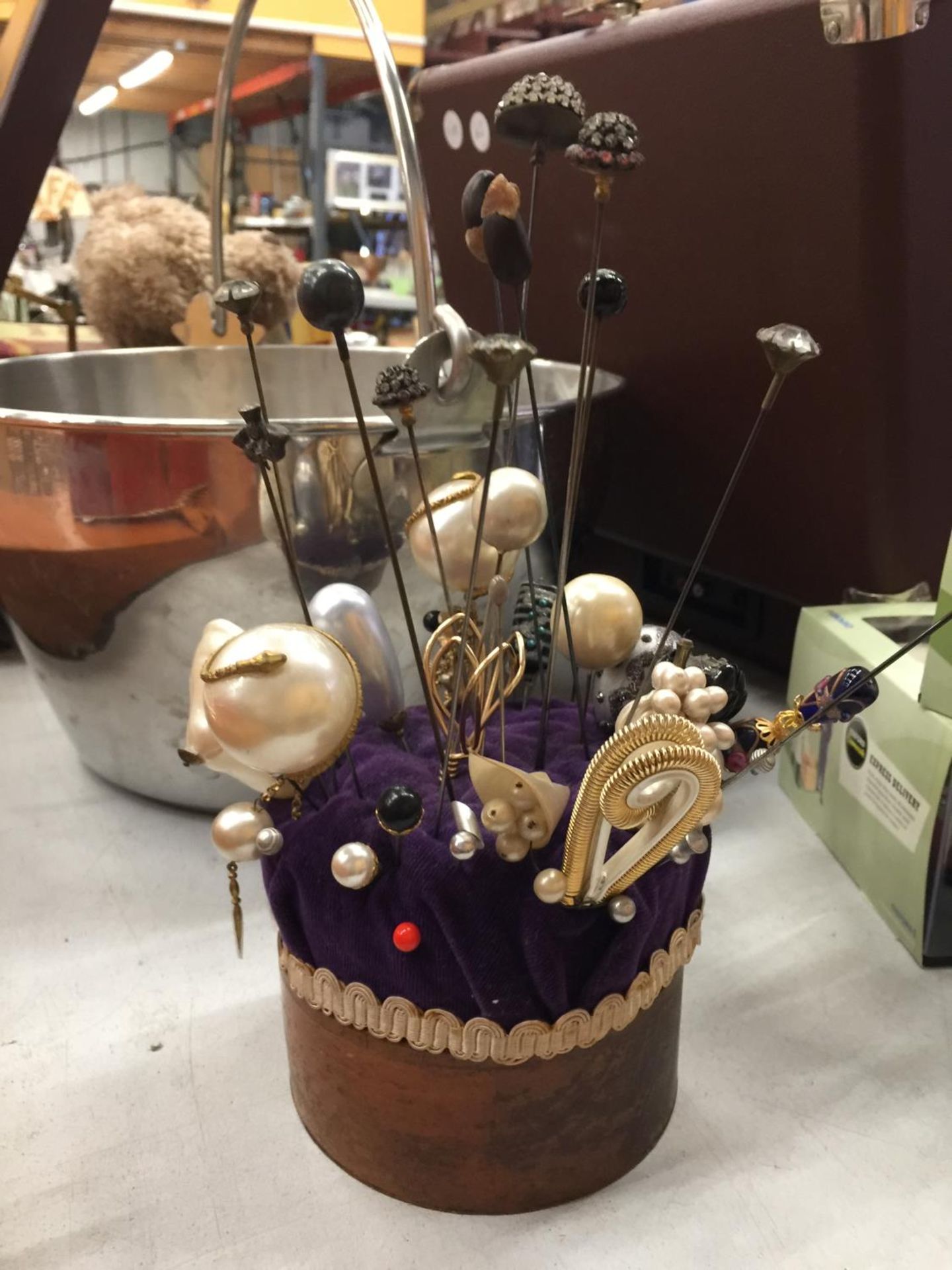 A QUANTITY OF VINTAGE HAT PINS ON A PIN CUSHION - Image 2 of 2
