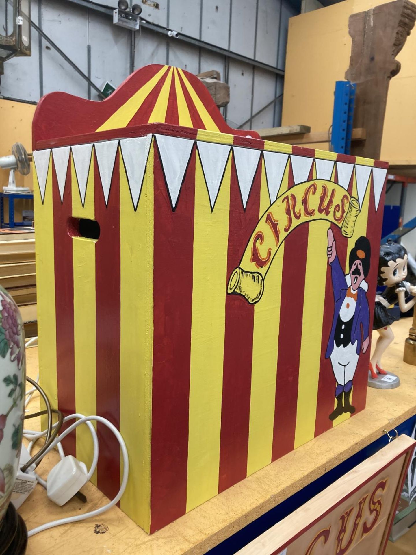 A WOODEN STORAGE BOX HAND PAINTED WITH A CIRCUS THEME HEIGHT 45CM WIDTH 50CM DEPTH 30CM - Image 2 of 4