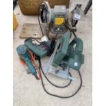 AN ASSORTMENT OF TOOLS TO INCLUDE A BLACK AND DECKER BENCH GRINDER, A DRILL AND A BOSCH CIRCULAR SAW