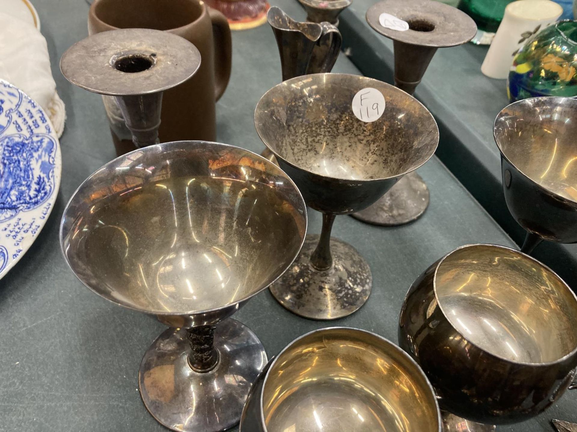 VARIOUS METAL ITEMS TO INCLUDE STAINLESS STEEL LARGE AND SMALL GOBLETS, CANDLESTICKS, ETC - Image 4 of 5