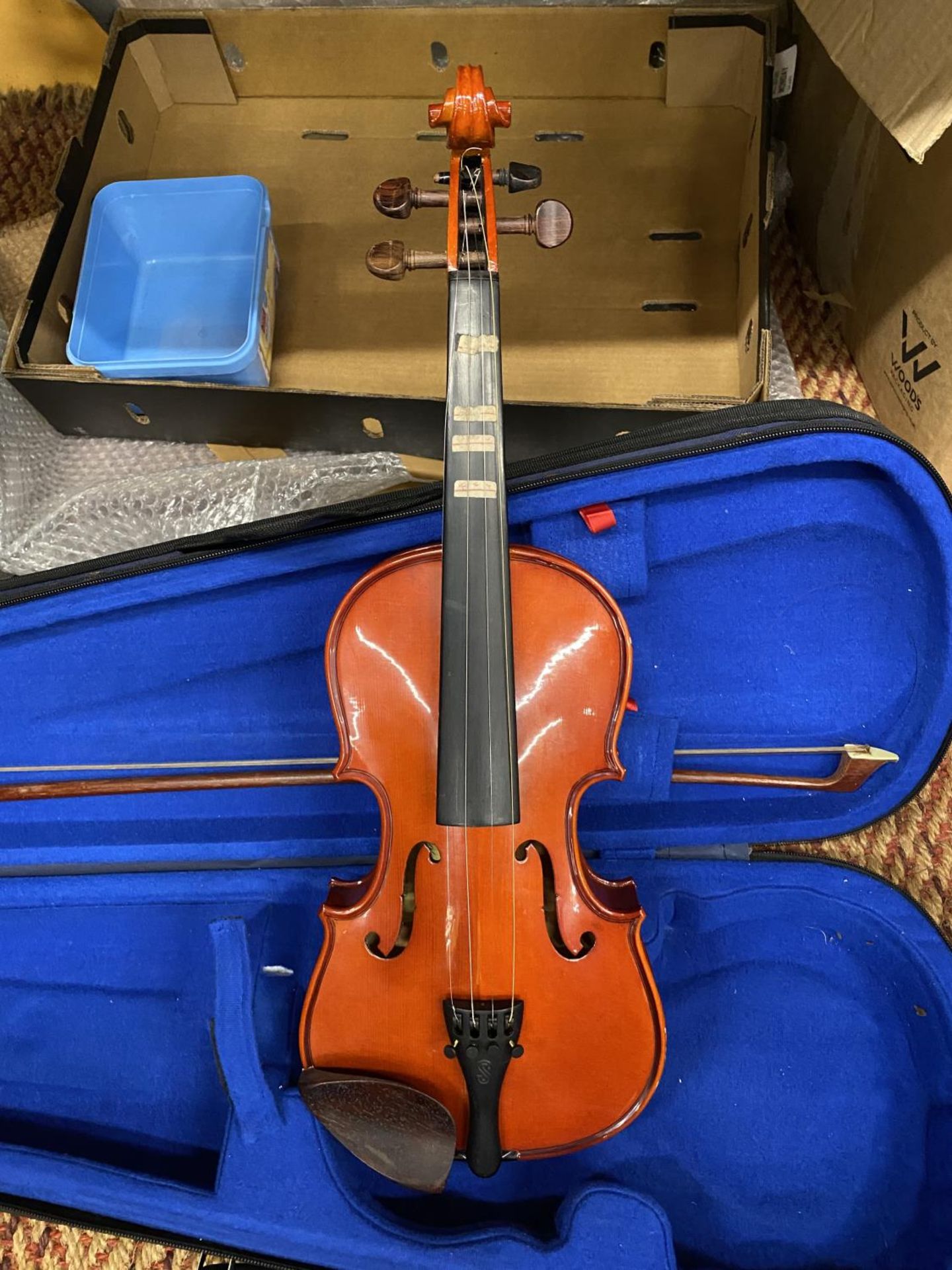 A CASED STENTOR VIOLIN AND BOW - NEEDS ATTENTION - Image 2 of 4