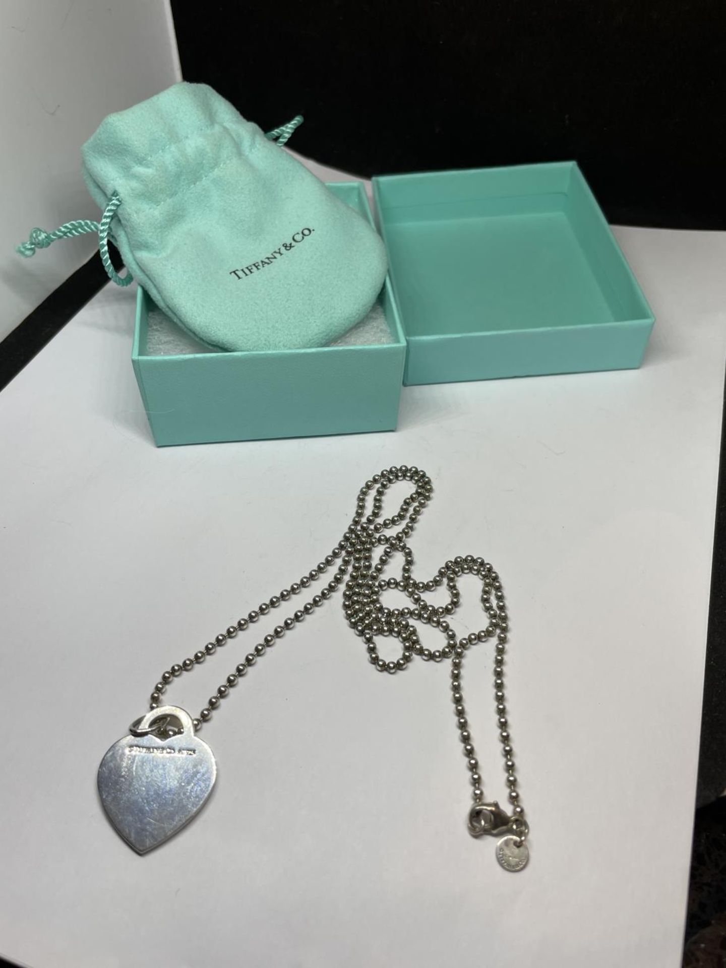 A TIFFANY NECKLACE AND LARGE HEART PENDANT CHAIN LENGTH 76CM HEART 3CM X 2.5CM WITH ORIGINAL POUCH - Image 8 of 8