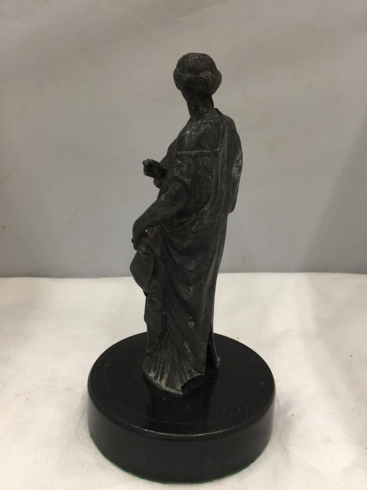 A SPELTER FIGURE OF A ROMAN LADY ON A MARBLE BASE HEIGHT 24CM - Image 3 of 3