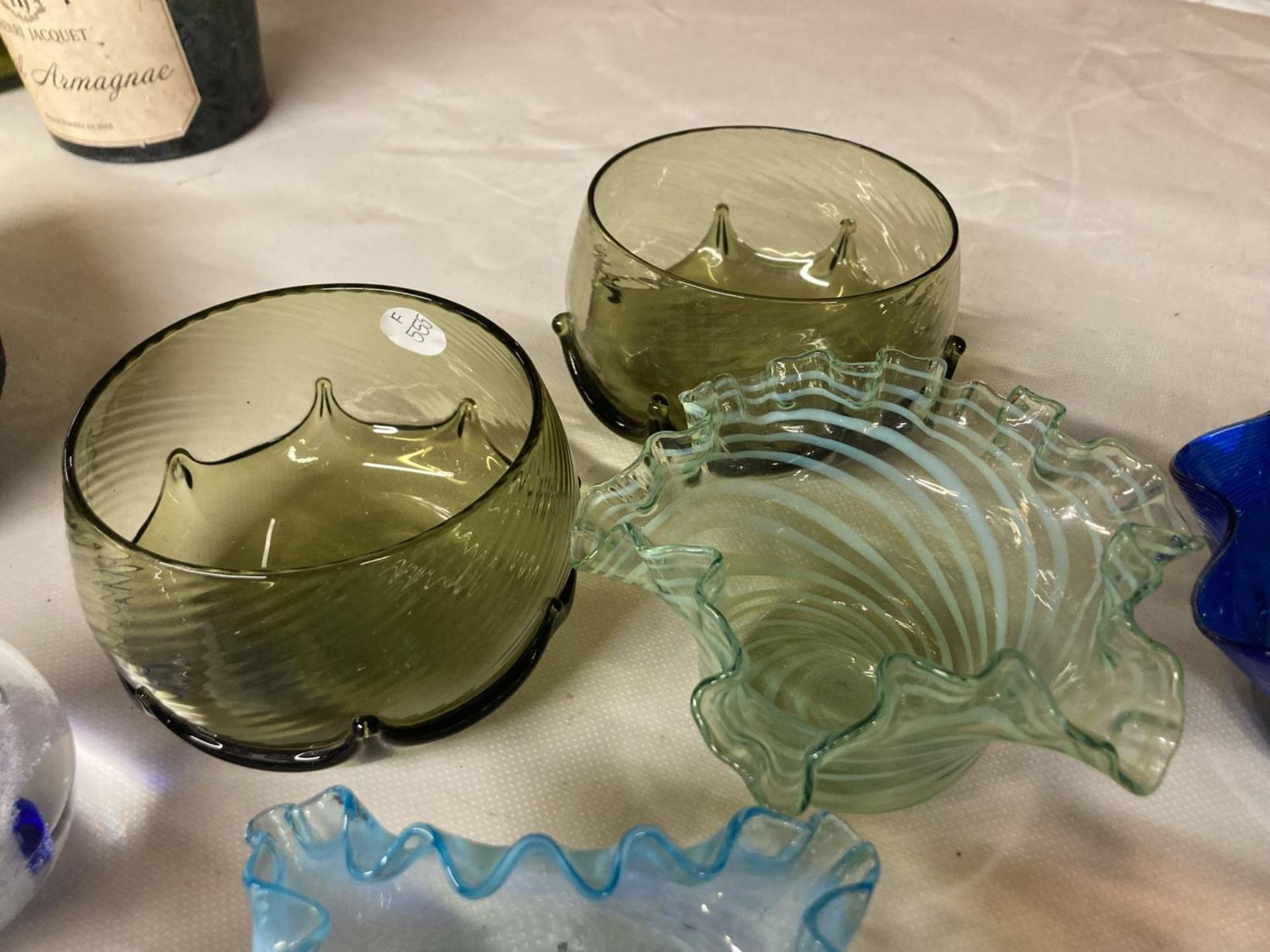 A QUANTITY OF COLOURED GLASS BOWLS PLUS PAPERWEIGHTS - Image 4 of 5