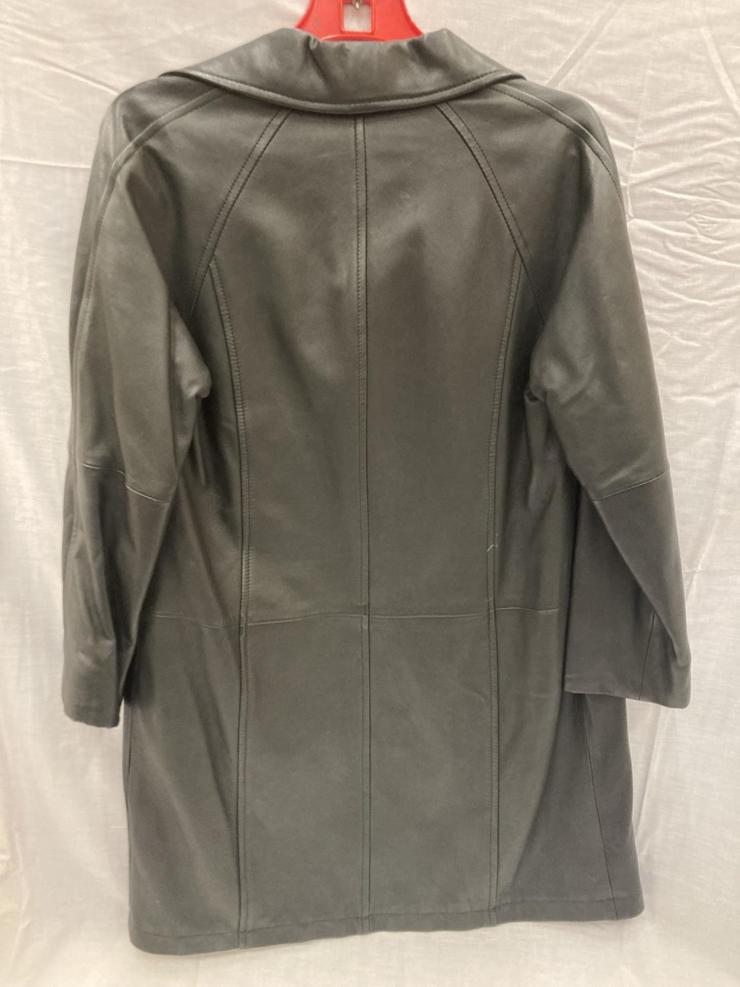 A LAKELAND BLACK LEATHER BUTTON THROUGH COAT SIZE 10 - Image 3 of 3